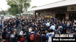 上水港铁站外3月8日反水货客抗议现场（苹果日报图片）