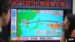 日本東京行人經過正在播放北韓試射導彈新聞的電子屏幕（2017年9月15日）