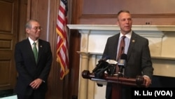 美國賓夕法尼亞州共和黨聯邦眾議員斯科特·佩里在《台灣關係法40週年國會山紀念酒會上發表講話(2019年5月8日),左為時任台灣駐美代表高碩泰