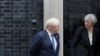 英国首相特雷莎·梅和外交大臣约翰逊在首相府外面欢迎外宾（2017年5月11日）