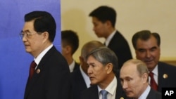 胡锦涛步入在上海举行的上海合作组织会议会场的一次签字仪式现场的照片