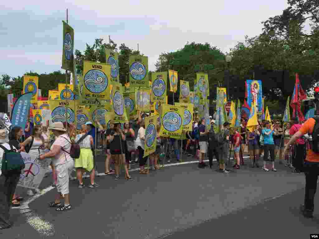 Надпись на плакатах: &laquo;Мы противостоим&raquo;