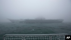 資料照片：中國的“遼寧號”航母在青島海域參加紀念中國人民解放軍海軍成立70週年的海上閱兵式。 (2019年4月23日）