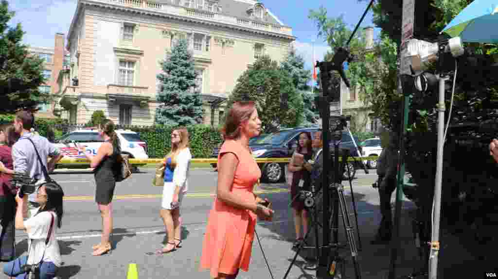 媒體在古巴使館前現場報導(美國之音楊晨拍攝)
