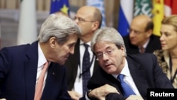 克里(左)與意大利外長(右)共同主持了有關利比亞的國際會議
