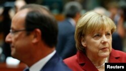 法国总统奥朗德（左）和德国总理默克尔（右）2013年10月24日在布鲁塞尔出席欧盟28国领导人峰会。