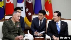 美國參聯會主席鄧福德上將與南韓國防部長官宋永武在首爾的南韓國防部會談。（2017年8月14日）