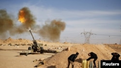 利比亞反對派“利比亞黎明”武裝炮擊伊斯蘭國組織目標。