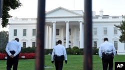 穿制服的保安人員在白宮北草坪上行走（2014年9月20日）