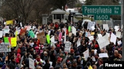 Namoonni kumaan lakkaawwaman Waayit Hawusii funduratti ajeja pirezdaant Doonaald Traamp dabarse mormuudhan hiriira bahan, Waashingitan Diisii, Amajjii 29, 2017.