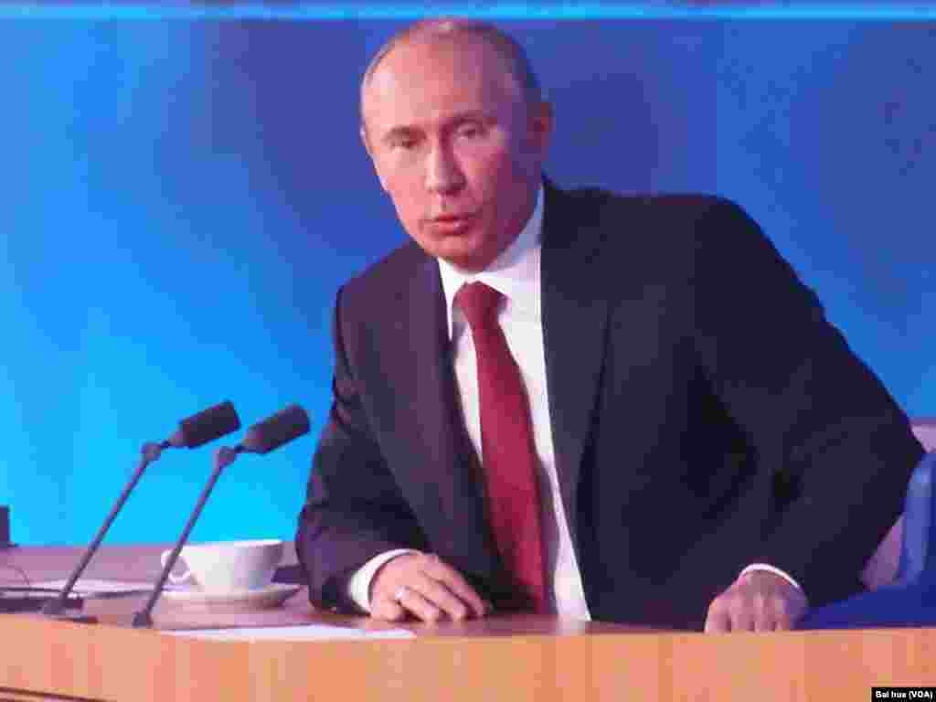 普京在几个月前的新闻发布会上(美国之音白桦拍摄)
