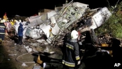 7月23日晚，復興航空GE222民航班機在澎湖迫降墜毀，搜救人員在現場搶救