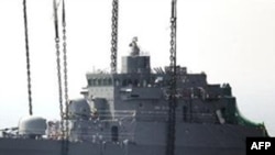 遭受袭击的韩国天安号舰被打捞情况（资料照片）