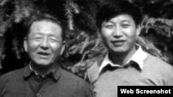 在清華大學讀書的習近平(右)與復出任廣東省委第一書記的父親習仲勳合影