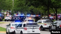 聚集在俄克拉荷马州塔尔萨沃伦诊所枪击案现场的应急人员。(2022年6月1日)