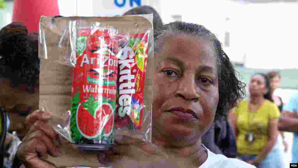 黑人青少年马丁被击毙前，在商店购买的零食（美国之音国符拍摄）