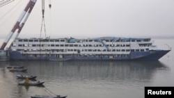 停放在湖北监利的东方之星游轮。（2015年12月30日）