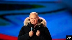 2018年3月18日，俄罗斯总统弗拉基米尔·普京在莫斯科克里姆林宫附近的集会上发表讲话。