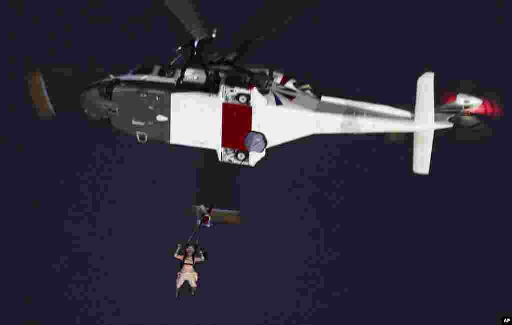 开幕式上，一名装扮成伊丽莎白二世的人乘降落伞降落在体育场里