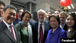 李貞駒（右2）與英國工黨領導人等合影。（2016年2月12日）