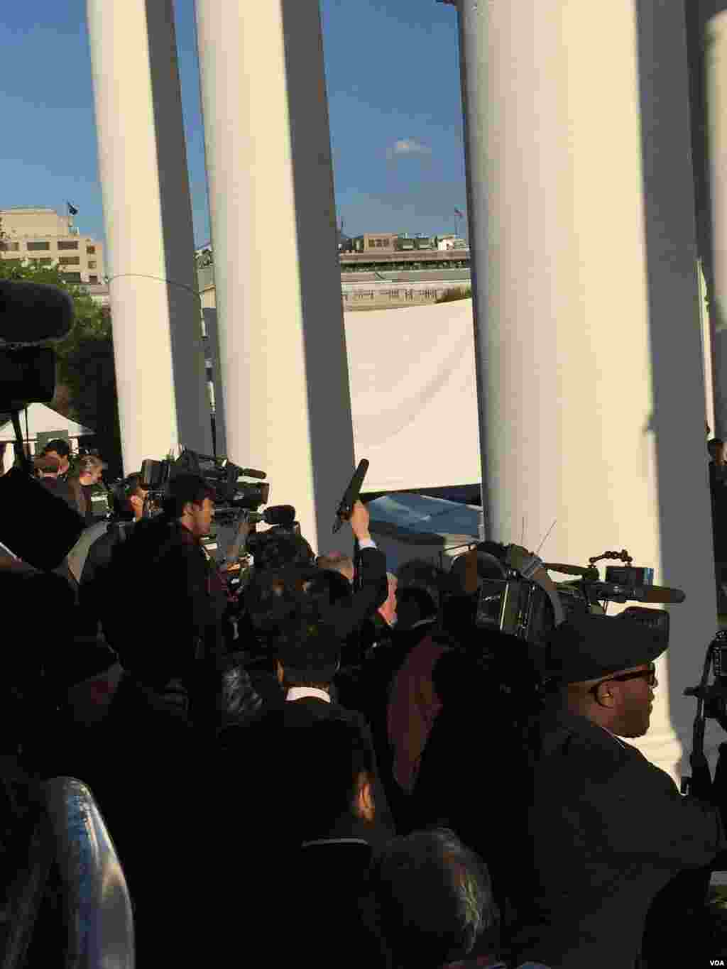 大批媒体准备采访国宴宾客。（美国之音张蓉湘拍摄）