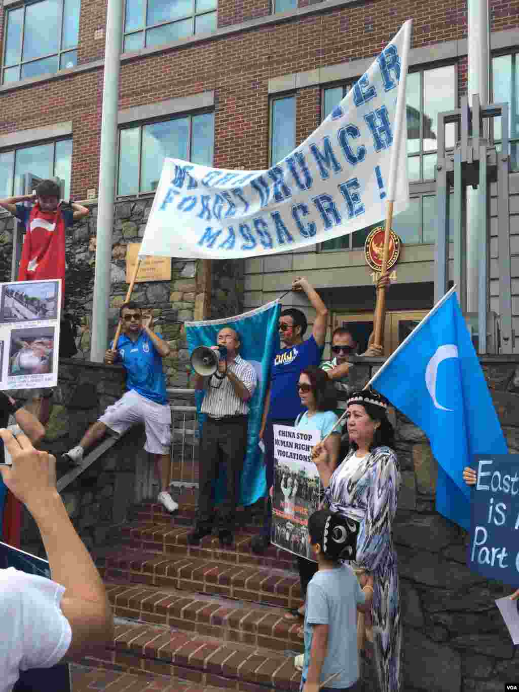 2015年7月12日维吾尔人和支持者在美国首都华盛顿街头游行并聚集在泰国驻美大使馆前抗议泰国把100余名维吾尔人强行递解回中国。（美国之音乌兹别克语组拍摄） &nbsp;