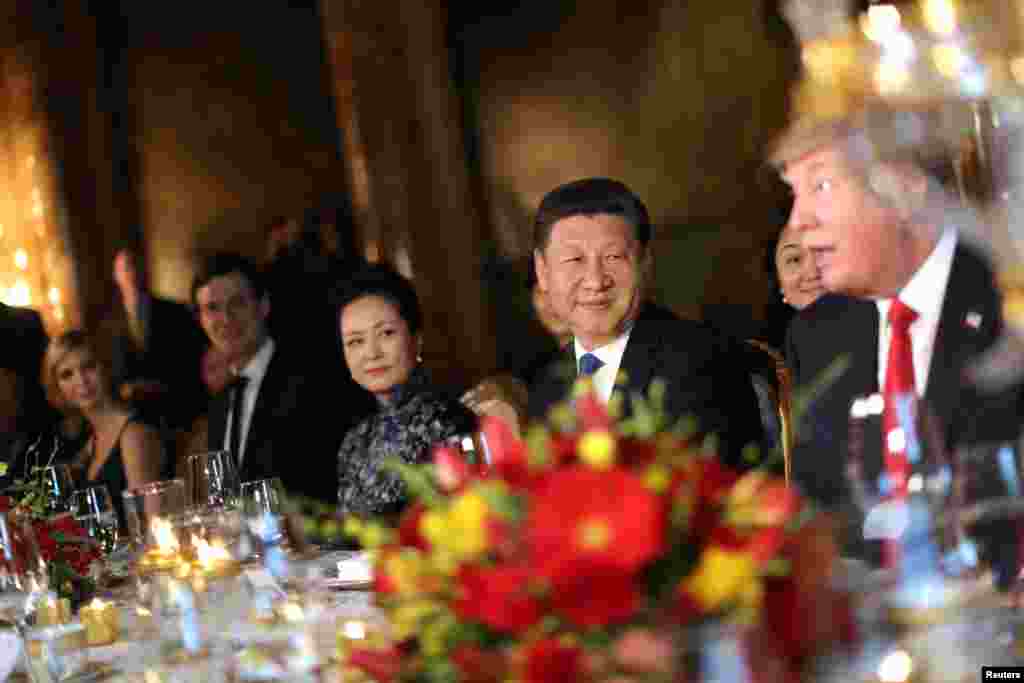美國總統川普同中國國家主席習近平和夫人彭麗媛，以及川普的女婿庫什納、女兒伊萬卡在佛羅里達州海湖莊園的晚宴上(2017年4月6日)