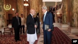 阿富汗總統府發佈的照片顯示總統候選人加尼和克里國務卿會見