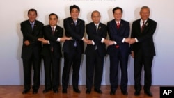 日本首相安倍晉三（左三）與東盟各國領導人在東京攜手合影。 （2013年12月14日）