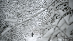 ລາຍການກະຈາຍສຽງຂອງວີໂອເອລາວ: ພາກກາງຂອງ ສະຫະລັດ ໄດ້ຮັບຜົນກະທົບຈາກຫິມະ ແລະນໍ້າແຂງ ຂະນະທີ່ພາຍຸຂະໜາດໃຫຍ່ພວມມຸ່ງໜ້າສູ່ພາກຕາເວັນອອກ