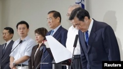 國民黨主席馬英九為國民黨在九合一選舉中失利鞠躬致歉 (2014年11月29日)