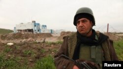  12 月 18 日，庫爾德戰鬥人員在 尼尼微省附近的山加爾守望。
