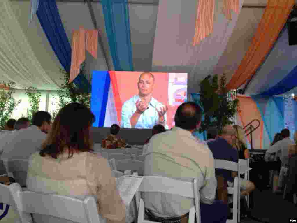 以创造iPod 和iPhone 硬件而著称的苹果公司科学家法戴尔介绍他的下一个新产品， 可用手机遥控的温度调节器，以节约能源。（美国之音宁馨拍摄）