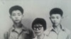 熊焱（右）与母亲和兄长早年合影(熊焱提供）