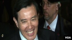 马英九过境洛城六小时：欢声对呛声