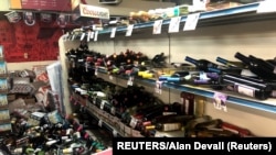 加州南部地區星期五地震後，里奇克萊斯特（Ridgecrest）鎮損失嚴重。圖為一個市場中受損的葡萄酒（7月6日）。