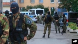 俄羅斯聯邦安全局的特種部隊2016年8月17日對聖彼得堡市郊一棟住宅大樓中疑似伊斯蘭叛亂份子進行突襲