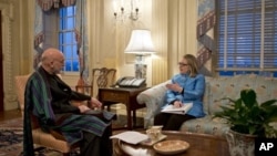 克林顿国务卿1月10日在国务院会见阿富汗总统卡尔扎伊