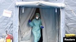 意大利北方城市布雷西亞一所醫院的工作人員3月3日在醫院檢查站值班。