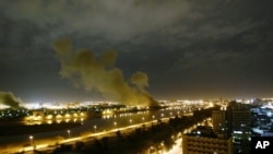 2003年3月20日，在美国领导的对伊空袭期间，一枚导弹击中巴格达的伊拉克贸易部。