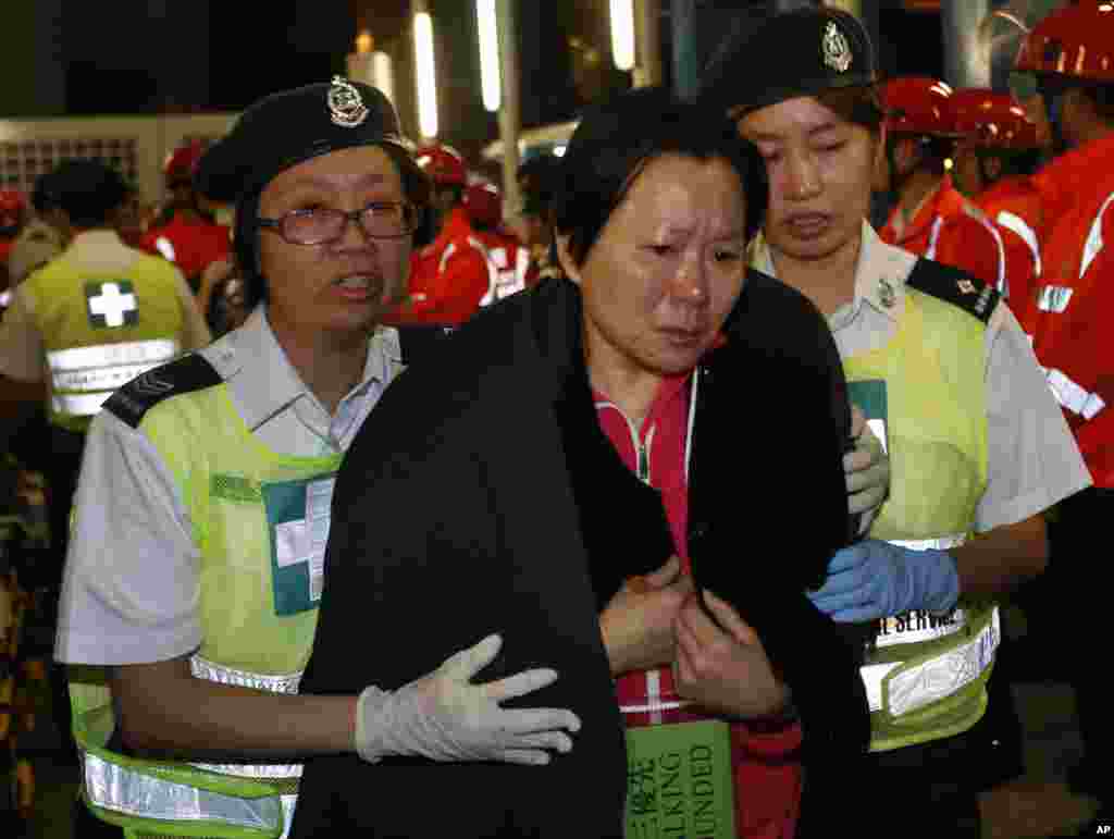 香港海域发生两船相撞事件之后，一名幸存者2012年10月2日，在救难人员的协助下被救上岸(AP)。