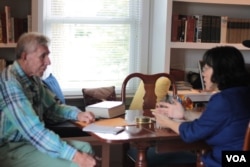 约克郡监事会副主席唐纳德•威金斯接受记者采访 （VOA卫视袁美拍摄）