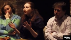 一名演员在表演(美国之音白桦)