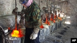 中國工人正在提煉稀土金屬(資料照片)