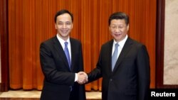 国民党主席朱立伦（左）与中共总书记习近平2015年5月4日在北京。
