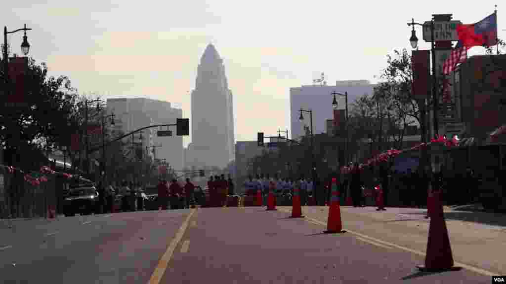 交通管制路段遥望洛杉矶市府大楼（美国之音国符拍摄）