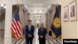 藏人行政中央司政洛桑森格（左）和駐北美辦事處代表歐珠次仁在美國白宮大廳。（圖片來源：藏人行政中央官方網站）