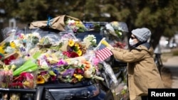 资料照片：人们献花和留言悼念在科罗拉多州博尔德大规模枪击案中被打死的警察埃里克·塔利。(2021年3月23日)