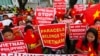 菲律宾人以及越南侨民在中国驻马尼拉领事馆前集会，抗议中国把有争议岛礁军事化。（2016年2月25日）