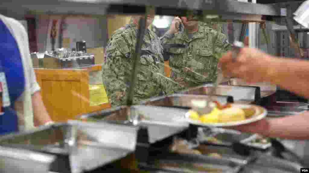 Военная столовая на военно-морской базе Гуантанамо. Обед в стиле &laquo;ешьте сколько сможете&raquo; стоит $5. Снимать лица военных категорически запрещено